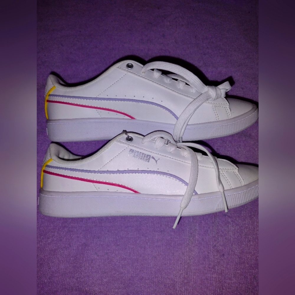 Adidas women's size 6 sneakers in white